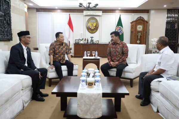 Pj Gubernur Aceh Achmad Marzuki dan Anggota DPR RI asal Aceh TA Khalid, berdiskusi dengan Hadi Tjahjanto, di ruang kerja Menteri ATR, Jakarta, Selasa (19/9)