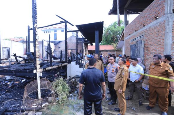 Pj Wali Kota Banda Aceh Amiruddin bersama sejumlah pejabat pemko meninjau lokasi kebakaran di permukiman padat penduduk Jalan TA A. Syamaun, Gampong Lueng Bata, Kecamatan Lueng Bata, Selasa (19/9)