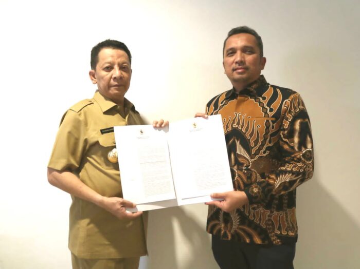 Pj Gubernur Aceh Achmad Marzuki menyerahkan SK perpanjangan jabatan Pj Wali Kota Sabang kepada Reza Fahlevi di Banda Aceh, Selasa (19/9)