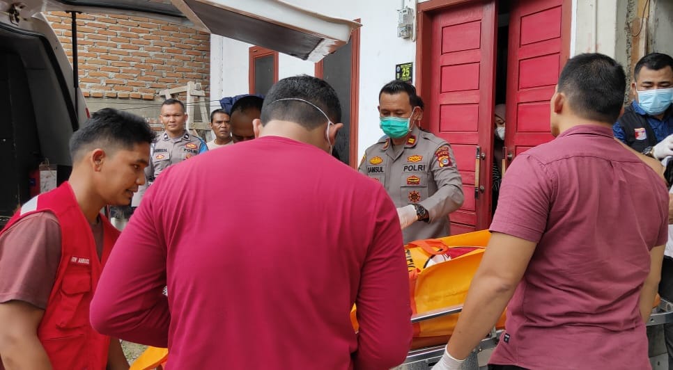 Personel polisi Polsek Ulee Kareng saat melakukan evakuasi jenazah mahasiswi asal Simeulue meninggal yang diduga gantung diri di Gampong Ie Masen Banda Aceh. (Foto: Dok. Polsek Ulee Kareng)