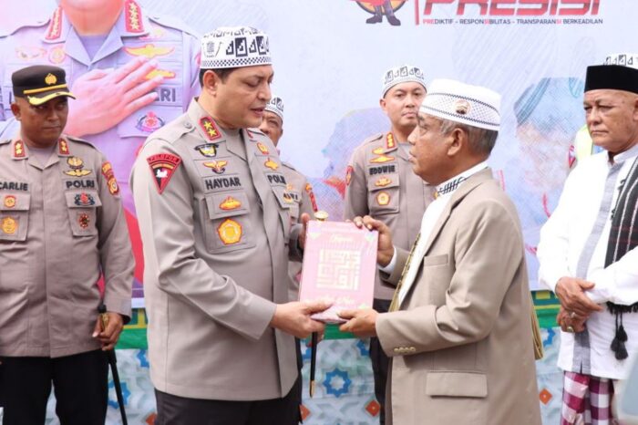 Kapolda Aceh Irjen Pol Ahmad Haydar menghadiahkan Al-Quran dan kitab bacaan ke Dayah Putri Ruhul Fatayat Seulimeum, Kecamatan Seulimeum, Aceh Besar, Kamis (21/9)