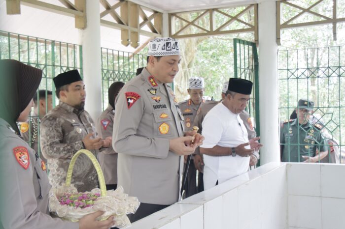 Kapolda Aceh Irjen Pol Ahmad Haydar didampingi Pj Bupati Aceh Besar Muhammad Iswanto dan Kapolres Aceh Besar ziarah di Makam Pahlawan Nasional Teuku Panglima Polem, di Gampong Lamsie Kecamatan Kuta Cot Glie, Aceh Besar, Kamis (21/9)
