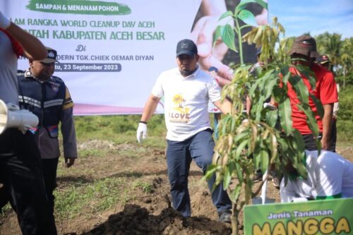 Pj Bupati Aceh Besar Muhammad Iswanto menanam pohon di Pondok Pesantren Modern Tgk. Chiek Oemar Diyan Indrapuri, Sabtu (23/9)