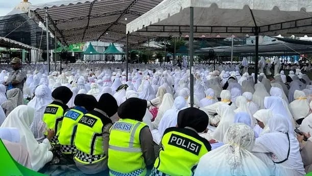 Ribuan jamaah umumnya kaum perempuan yang datang dari berbagai daerah di Aceh, menghadiri Haul ke-15 Forum Majelis Taklim Sirul Mubtadin Aceh di halaman Gedung PCC Kabupaten Pidie, Ahad (24/9