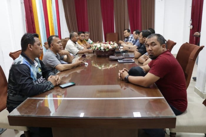Pj Bupati Aceh Besar Muhammad Iswanto mendengarkan laporan hasil penelusuran terkait perizinan galian C dan tambang dalam Rapat Gabungan OPD yang dipimpin Asisten II M Ali di Gedung Dekranasda Aceh Besar, Sabtu (23/9)
