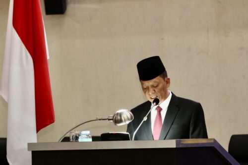 Pj Gubernur Aceh Achmad Marzuki menyampaikan nota keuangan dan Rancangan Perubahan APBA 2023 pada rapat paripurna di Gedung Utama DPRA, Jum'at sore (29/9)