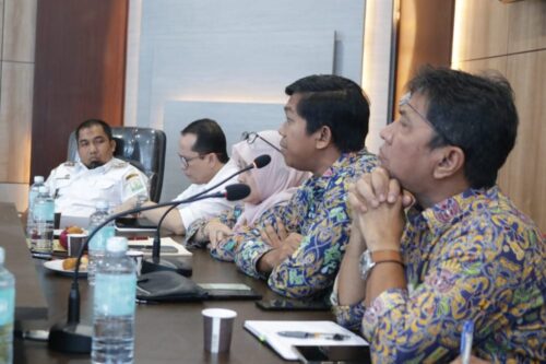 Pj Bupati Aceh Besar Muhammad Iswanto bersama tim dari Balai Wilayah Sungai Sumatera I, Dinas Energi dan Sumber Daya Mineral Aceh serta Dinas Penanaman Modal dan Pelayanan Terpadu Satu Pintu Aceh