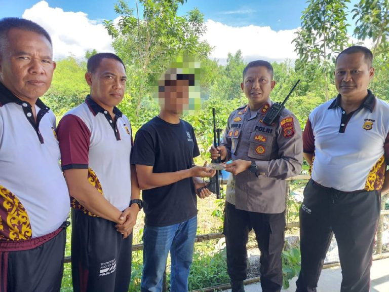Kapolres Bener Meriah AKBP Nanang Indra Bakti menerima 1 pucuk senjata api rakitan laras panjang beserta tiga butir amunisi, yang diserahkan oleh warga