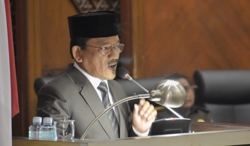 Plt Asisten II Setda Aceh Mawardi memberikan penjelasan terkait anggaran PON 2024 pada Rapat Paripurna di Gedung Utama DPRA, Sabtu (30/9)