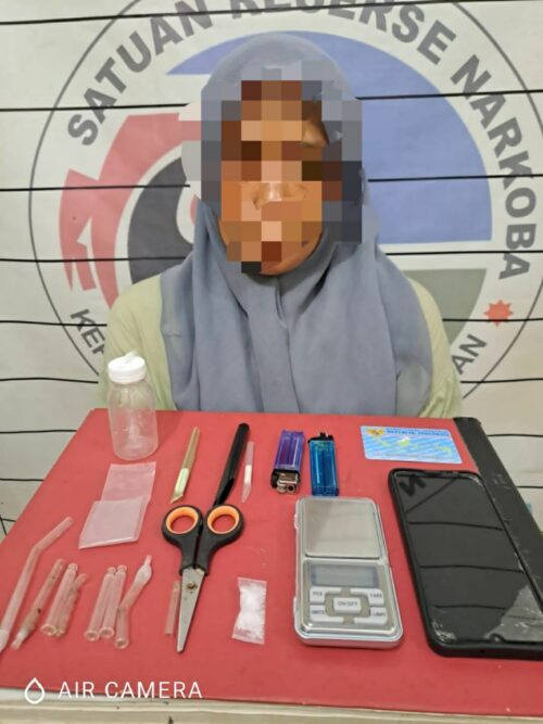 Satresnarkoba Polres Aceh Selatan Polda Aceh meringkus RR (43), seorang ibu rumah tangga pengedar narkoba