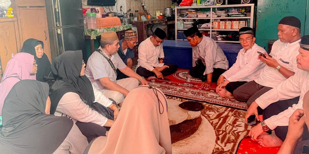 Anggota DPD RI asal Aceh H Sudirman saat mengunjungi rumah duka Almarhum Abdullah Syarwan di Jawa Barat, Sabtu (30/9)