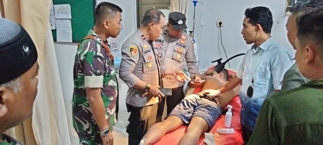 Korban yang mengalami luka bacok dalam bentrokan dua geng di Lhokseumawe