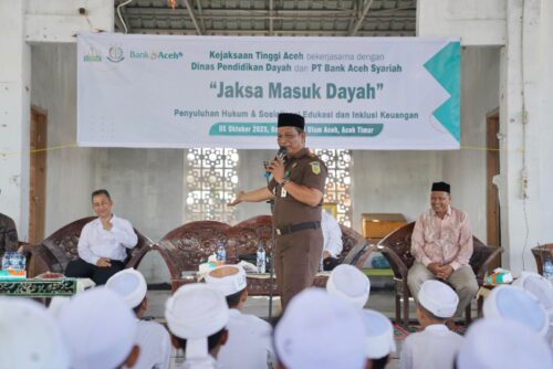 Kasi Penkum Kejati Aceh Ali Rasab Lubis memberikan penyuluhan hukum pada kegiatan Jaksa Masuk Dayah di Dayah Darul Ulum Matang Neuheun, Aceh Timur
