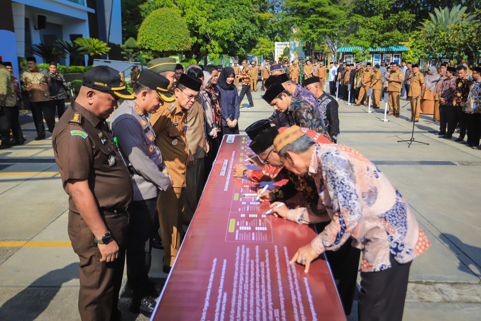 Para calon keuchik yang akan ikut Pilchiksung serentak 2023 menandatangani deklarasi damai di halaman Balai Kota Banda Aceh, Senin (9/10)