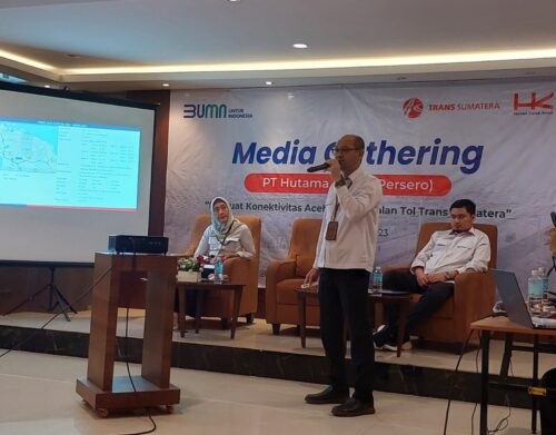 Branch Manager Jalan Tol Sigli-Banda Aceh Totok Masyadi dan Junior Manager Teknik Proyek Jalan Tol Sigli Banda-Aceh Indra Wijaya pada kegiatan Media Gathering PT Hutama Karya di Hotel Grand Arabia Banda Aceh, Senin (9/10)