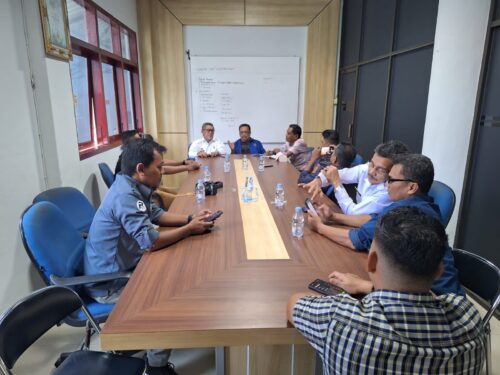 Kadiv Keimigrasian Kanwil Kemenkumham Aceh Ujo Sudjoto foto bersama dengan Pengurus PWI Aceh, di Kantor PWI Aceh, kawasan Simpang Lima, Banda Aceh, Rabu (11/10)