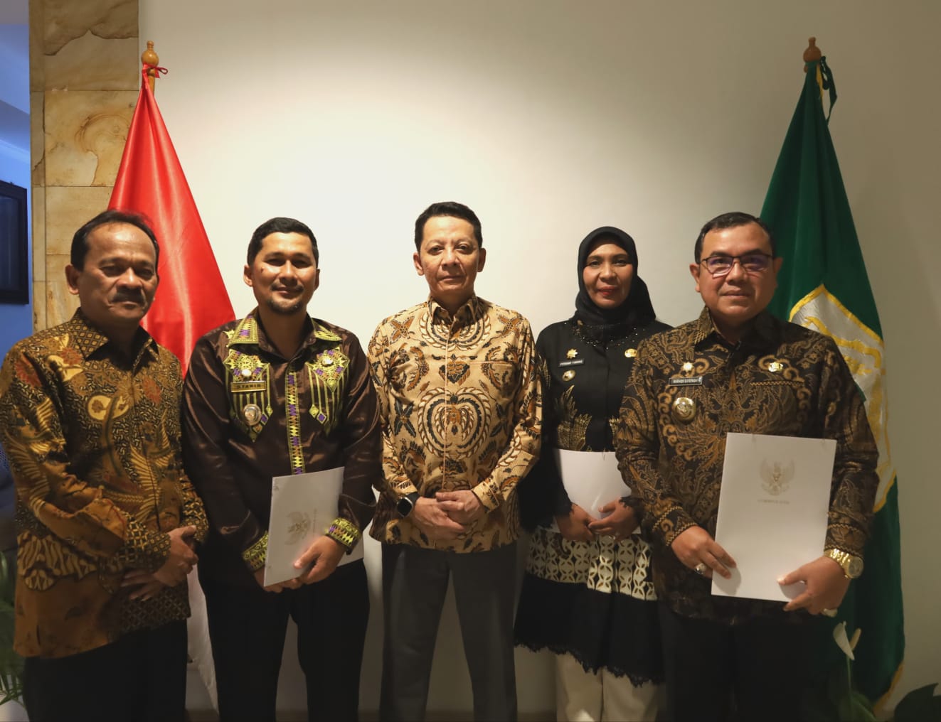 Pj Gubernur Aceh Achmad Marzuki didampingi Plt Asisten II Sekda Aceh Mawardi, foto bersama Pj Bupati Aceh Tenggara Syakir, Pj Bupati Nagan Raya Fitriany Farhas dan Pj Bupati Aceh Barat Mahdi Effendi, usai menyerahkan SK Perpanjangan Masa Tugas di aula Kantor BPPA, Jakarta, Rabu (11/10)