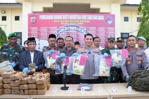 Kapolres Aceh Utara AKBP Deden Heksaputera bersama Forkopimda memusnahkan narkotika jenis sabu dan ganja dengan berat total 65,5 Kg atau senilai Rp 3,65 miliar di halaman Mapolres setempat, Kamis (12/10)