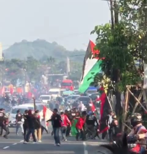 Bentrok pecah di Jalan Pemuda, Gunungpring Kecamatan Muntilan Magelang, antara massa PDIP dan GPK PPP, Ahad sore (15/10). Bentrokan ini terjadi dipicu penurunan bendera Palestina