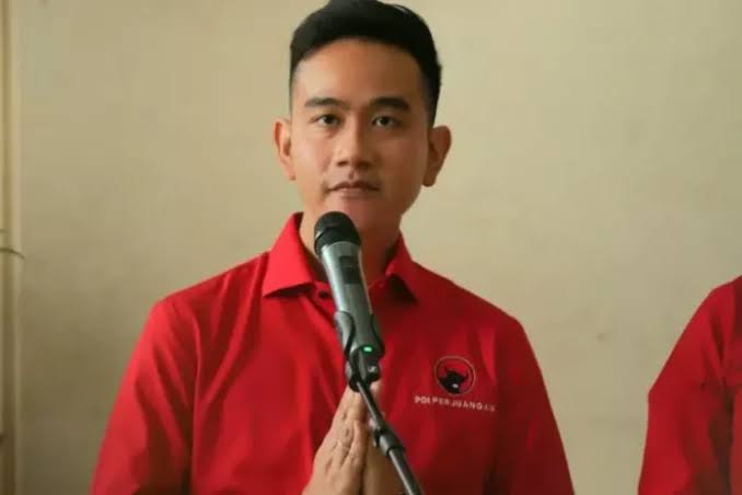 Wali Kota Solo Gibran Rakabuming Raka yang juga putra Presiden Jokowi, berpeluang maju sebagai cawapres dalam Pilpres 2024 usai Mahkamah Konstitusi (MK) mengabulkan gugatan terkait syarat pendaftaran capres-cawapres yang harus berusia minimal 40 tahun atau berpengalaman sebagai kepala daerah