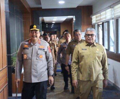 Kapolda Aceh Irjen Pol Achmad Kartiko bersilaturahmi dengan Sekda Aceh Bustami di kantor Gubernur Aceh, Senin (16/10)