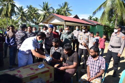 Kapolres Bireuen AKBP Jatmiko bersama unsur Forkopimda melakukan pengecekan 36 pengungsi Rohingya terdampar di Pantai Desa Matang Pasi Kecamatan Peudada, Senin pagi (16/10)