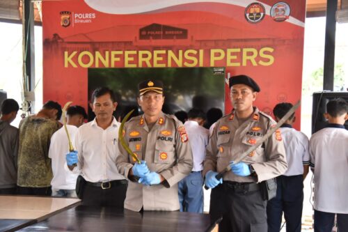 Kapolres Bireuen AKBP Jatmiko memberikan keterangan terkait pengungkapan 11 remaja yang terlibat dalam kelompok geng motor bersenjata tajam