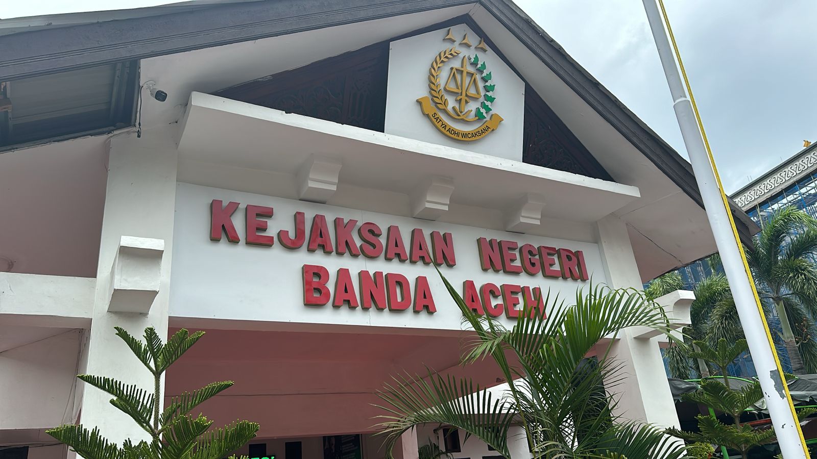Kejari Banda Aceh melakukan penyidikan dugaan tindak pidana korupsi pengadaan buku tentang Adat Istiadat Aceh dan Meubelair pada Majelis Adat Aceh