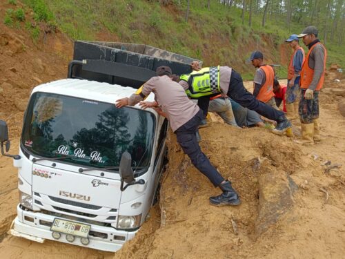 Tanah longsor tutupi ruas Jalan Nasional Takengon - Blangkejeren Km 49 Kampung Sp. III Uning Kecamatan Linge, Aceh Tengah, Selasa (17/10)