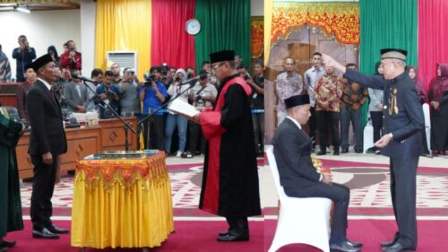 Zulfadli alias Abang Samalanga resmi dilantik dan menjabat sebagai Ketua DPRA sisa masa jabatan 2019-2022, Kamis (19/10)