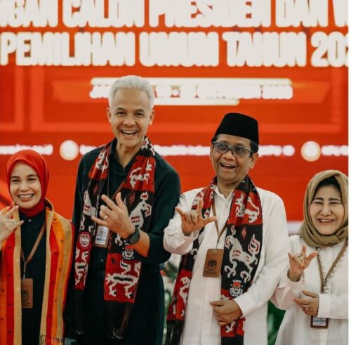 Pasangan bakal calon presiden dan calon wakil presiden Ganjar Pranowo dan Mahfud MD resmi mendaftar ke KPU, Kamis (19/10)