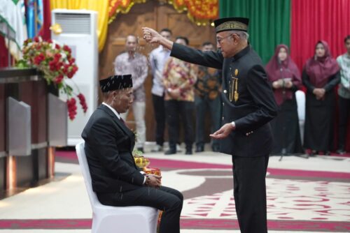 Usai dilantik dan disumpah sebagai Ketua DPRA, Kamis (19/10), Zulfadli dipeusijuek oleh Wali Nanggroe Aceh Malik Mahmud Al Haythar