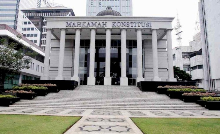 Mahkamah Konstitusi (MK) bakal memutuskan apakah orang usia 70 tahun ke atas boleh menjadi capres atau tidak. Putusan ini akan dibacakan Senin (23/10) pekan depan
