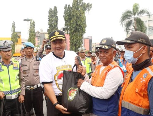 Kapolda Aceh Irjen Pol Achmad Kartiko menyerahkan sembako kepada petugas kebersihan saat menggelar bakti sosial di Masjid Raya Baiturrahman Banda Aceh, Jum'at (20/10)