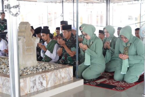 Pangdam IM Mayjen TNI Novi Helmy Prasetya didampingi Ketua Persit KCK Daerah Iskandar Muda, Ny. Iin Novi Helmy Prasetya, ziarah ke Makam Sultan Malikussaleh di Gampong Beuringin, Kecamatan Samudera, Aceh Utara, Jum’at (20/10)