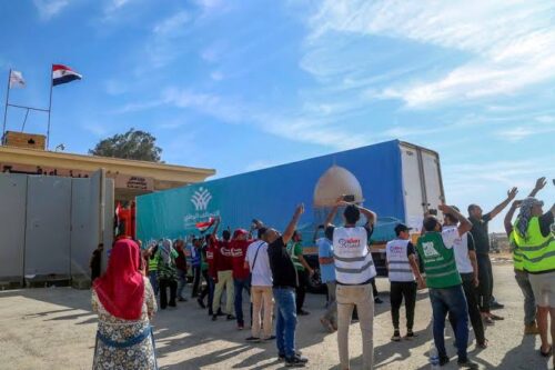 Truk-truk yang membawa bantuan kemanusiaan dari Mesir ke Gaza yang dilanda perang, mulai melewati perbatasan Rafah pada Sabtu (21/10)