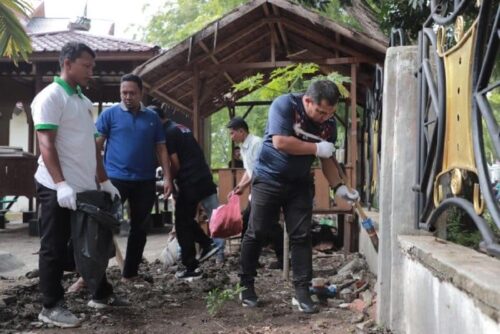 Pj Bupati Aceh Besar Muhammad Iswanto bersama ASN serta pegawai kontrak di melakukan aksi 1 jam pungut sampah dan bersih bersih di Anjungan Aceh Besar, Taman Sulthanah Safiatuddin, Sabtu (21/10)