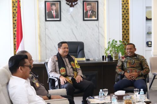 Kapolda Aceh Irjen Pol Achmad Kartiko disambut Ketua DPRA Zulfadli saat melakukan kunjungan kerja ke kantor DPRA, Senin (23/10)