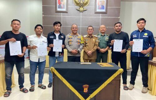 Pj Wali Kota Banda Aceh Amiruddin didampingi Kapolresta Banda Aceh Kombes Fahmi Irwan Ramli dan perwakilan mahasiswa dari lima kabupaten yang terlibat bentrok menghadiri proses perdamaian di Mapolresta Banda Aceh, Senin (23/10)