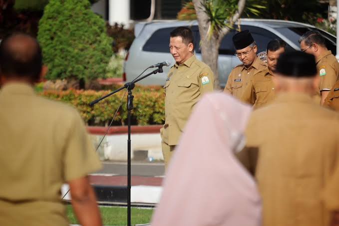Pj Gubernur Aceh Achmad Marzuki saat memberikan amanat kepada ASN di Lingkup Setda Aceh dan BPKA, pada apel pagi di halaman Kantor Gubernur Aceh, Senin (23/10)