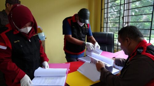 Penyidik Tindak Pidana Khusus Kejari Banda Aceh melakukan penggeledahan di Kantor Sekretariat Majelis Adat Aceh (MAA), Rabu (25/10)