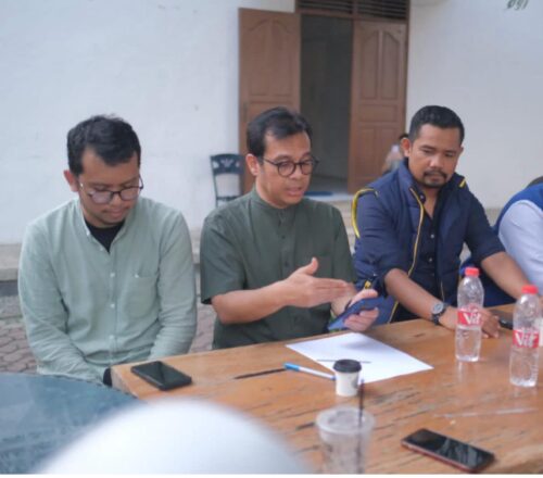 Pengurus KNPI Aceh melakukan pertemuan dengan Wamenkominfo Nezar Patria di History Cafe yang berlokasi di Museum Aceh, Rabu sore (25/10)