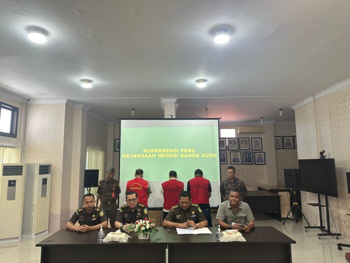Plt. Kajari Banda Mukhzan SH MH menggelar konferensi pers penetapan tiga tersangka dugaan Tindak Pidana Korupsi pengadaan buku Adat Istiadat Aceh dan Meubelair pada Majelis Adat Aceh, Kamis (26/10)
