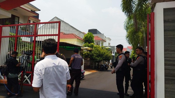 Penyidik Ditreskrimsus Polda Metro Jaya menggeledah rumah Ketua KPK Firli Bahuri