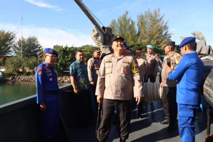 Kapolda Aceh Irjen Pol Achmad Kartiko mengecek kapal patroli Antareja 7007 BKO Baharkam Mabes Polri di Pelabuhan Ulee Lheue Banda Aceh, Kamis (26/10)