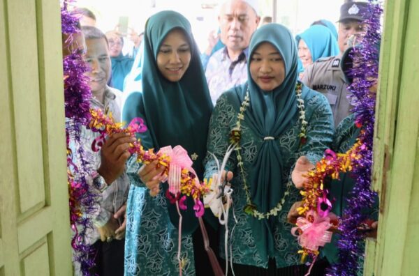 Pj Ketua TP-PKK Aceh Besar Cut Rezky Handayani memotong pita saat peluncuran Rumah Gizi Gampong (RGG) di Gampong Cucum, Kecamatan Kuta Baro, Aceh Besar, Kamis (26/10)