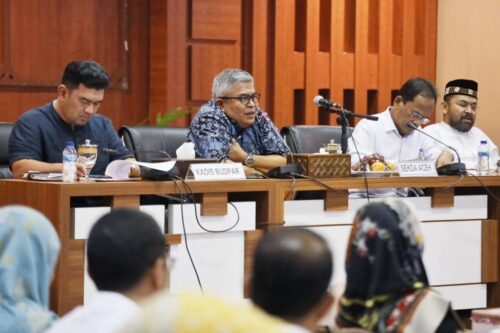 Sekda Aceh Bustami Hamzah didampingi Plt Asisten II Sekda Aceh Mawardi dan Kadisbudpar Aceh Almuniza Kamal memimpin rapat persiapan PKA VIII di Gedung Serbaguna Setda Aceh, Jum'at (27/10)