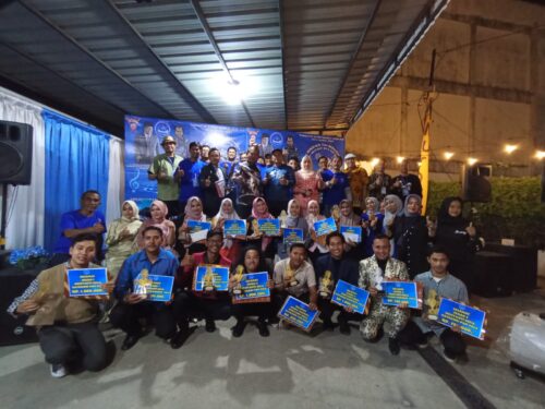 Para juara festival menyanyi solo dangdut dan pop putra-putri foto bersama usai menerima tropi, sertifikat dan hadiah uang, Ahad malam (29/10) di Tun Coffee Break, Merduati, Banda Aceh. (Foto: Istimewa)