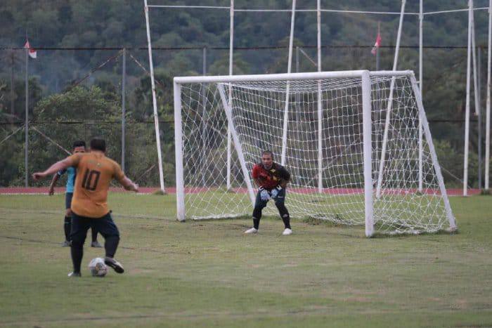Pj Bupati Aceh Besar Muhammad Iswanto (baju kuning) membawa bola di depan gawang Camat yang dikawal M Basir Camat Darul Imarah, di laga persahabatan dengan skor 5-1 untuk Pemkab Aceh Besar, di Stadion Komplek Jantho Sport City (JSC), Rabu (11/10)