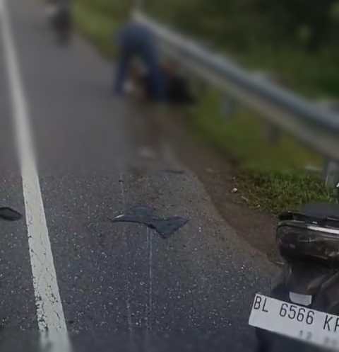 Kecelakaan lalu lintas tunggal menyebabkan pengendara motor tewas, terjadi di jalan Banda Aceh-Meulaboh persisnya di Desa Deah Mamplam, Leupung, Aceh Besar, Senin pagi (16/10)